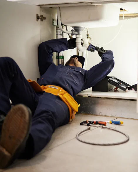 Dallas Handy Pros plumbing expert fixing a kitchen sink